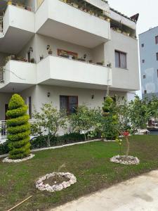 un edificio con un patio con árboles y plantas en Prime rooms, en Durrës