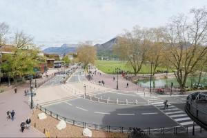 een groep mensen die door een park lopen bij La Perle du Lac 3* - VUE LAC in Annecy