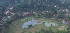 - une vue aérienne sur un domaine de golf avec deux étangs dans l'établissement Three Hills Resort Coorg, à Madikeri