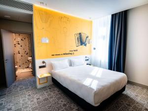 Кровать или кровати в номере Ibis Styles Sibiu Arsenal