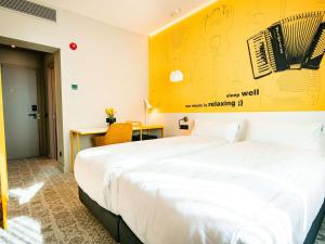 Кровать или кровати в номере Ibis Styles Sibiu Arsenal