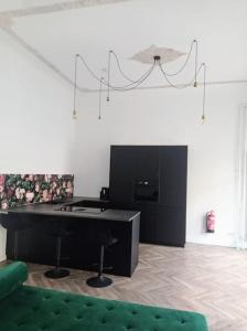 a black piano in a room with a green couch at Loft nahe Schloss Charlottenburg in Berlin