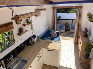 Кухня или кухненски бокс в The HorseBox a tiny villa