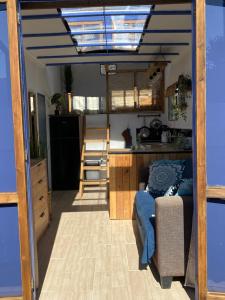 Кухня или кухненски бокс в The HorseBox a tiny villa