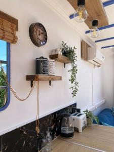 Снимка в галерията на The HorseBox a tiny villa в Суда