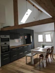 Kitchen o kitchenette sa Loft Apartment in Central Zug