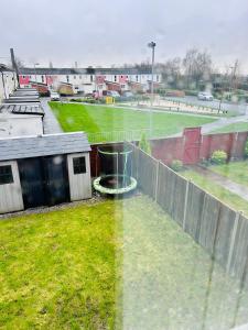 vista su un cortile con recinzione e campo di Room in Oldham, Manchester a Oldham