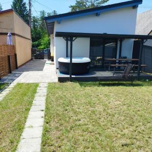 d'une terrasse avec une baignoire à l'arrière d'une maison. dans l'établissement Tata Vendégház, à Tata