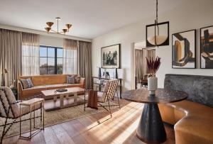 un soggiorno con divano e tavolo di Bowie House, Auberge Resorts Collection a Fort Worth