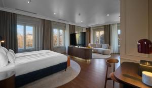 Cama ou camas em um quarto em Verno House Budapest, Vignette Collection, an IHG Hotel