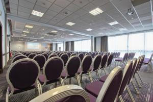 una sala con filas de sillas en una sala de conferencias en Mercure Paris Velizy, en Vélizy-Villacoublay