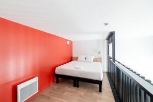 Una cama o camas en una habitación de ECLA Paris Massy Palaiseau