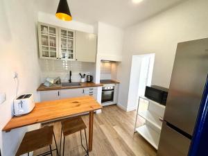 Una cocina o kitchenette en Pine & Apple Beach House