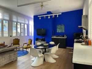 een blauwe woonkamer met een tafel en stoelen bij Le Loft du Homard Bleu à Saint-Malo Intra-Muros in Saint-Malo