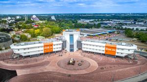 uma vista aérea de um edifício numa cidade em Hôtel Station Cosmos em Chasseneuil-du-Poitou