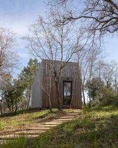 a wooden barn sitting on top of a hill at Refugio do Carrascal in Tomar