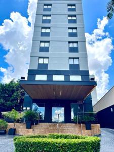 een hoog appartementencomplex met een gebouw bij Oasis Tower Hotel in Ribeirão Preto