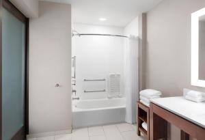 y baño con ducha y bañera. en Courtyard by Marriott Seattle SeaTac Airport, en Seattle