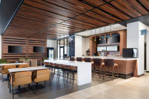 un restaurante con bar, mesas y sillas en Courtyard by Marriott Seattle SeaTac Airport, en Seattle