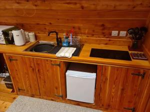 Kitchen o kitchenette sa The Pod Fabulous glamping pod near Snowdonia.