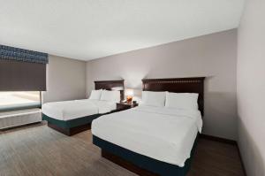 um quarto de hotel com duas camas e uma janela em Hampton Inn & Suites Fort Belvoir Alexandria South em Alexandria