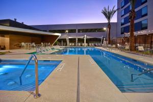 Бассейн в Hampton Inn & Suites Las Vegas Convention Center - No Resort Fee или поблизости