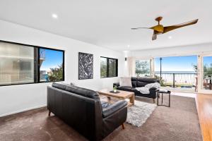 Oceanfront Apartments in Surfers Paradise at Driftwood - Privately Managed - Pet Friendly في غولد كوست: غرفة معيشة مع كنبتين وطاولة