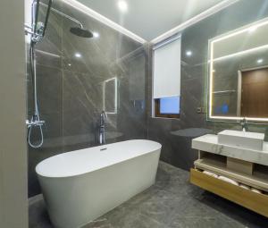 Un baño de Kinaralana Hotel Yogyakarta