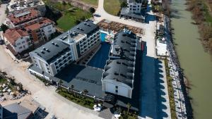 uma vista superior de um edifício ao lado de um rio em Belenli Resort Hotel em Belek