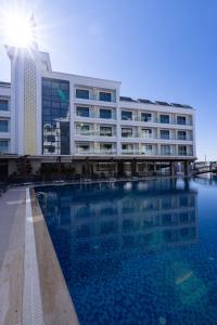 um grande edifício com uma piscina em frente em Belenli Resort Hotel em Belek