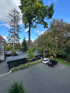 vista aerea di un parcheggio con barca di Lion's Castle Hotel a Lviv