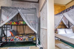 um quarto com 2 beliches e cortinas em JET VILLAS ENTEBBE ( JVE ) em Entebbe