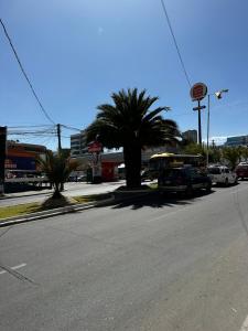 uma rua com carros estacionados ao lado de uma estrada em Smart Room em La Paz