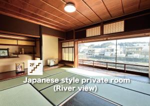 Privates Zimmer im japanischen Stil mit Flussblick in der Unterkunft Hostel Miyagawa by Murasaki in Takayama