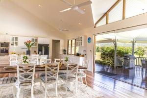 una cucina e una sala da pranzo con tavolo e sedie di The Hampton Lodge a Port Douglas