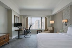 Cama ou camas em um quarto em Shangri-La Jakarta