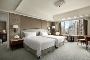 Cama ou camas em um quarto em Shangri-La Jakarta