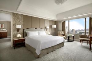 Cama ou camas em um quarto em Shangri-La Jakarta