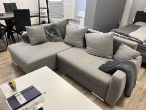 ein Wohnzimmer mit einem Sofa und einem Tisch in der Unterkunft Das Ladenlokal - Gemütlichkeit einkaufen in Arnstadt