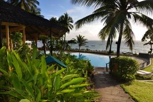 Piscina de la sau aproape de Baobab Beach Resort & Spa