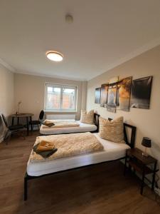 Cette chambre comprend 2 lits. dans l'établissement Ferienwohnung Aspelohe - Apartment 2, à Norderstedt