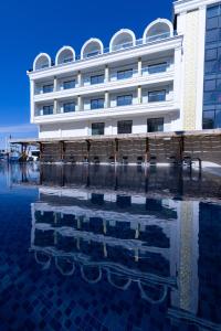 um edifício com uma piscina em frente em Belenli Resort Hotel em Belek