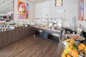 een buffetrestaurant met eten bij Best Western Smart Hotel in Vösendorf