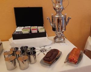 - une table avec un gâteau et un trophée dans l'établissement Hôtel Restaurant d'Occitanie, à Toulouse