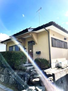 une maison avec un diffuseur devant elle dans l'établissement Nikko World Heritage STAY【日光山内】一棟丸貸しの宿, à Nikkō