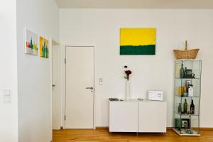 巴特洪堡Großes und helles Innenstadt Apartment - Ferienwohnung的白色的房间,配有橱柜和墙上的绘画