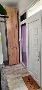 - une porte ouverte dans une chambre avec une porte en bois dans l'établissement Sen's Studio, à Leskovac