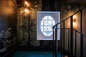 Boutique Hotel Spedition a member of DESIGN HOTELS في ثون: درج مع نافذة في درج