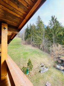 eine Aussicht auf ein Feld von einer Holzterrasse in der Unterkunft Boutique-Pension Jägerwirt in Scheffau am Wilden Kaiser