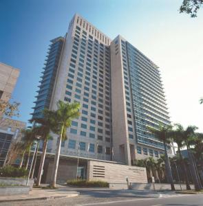 ein hohes Gebäude mit Palmen davor in der Unterkunft Grand Hyatt São Paulo in São Paulo